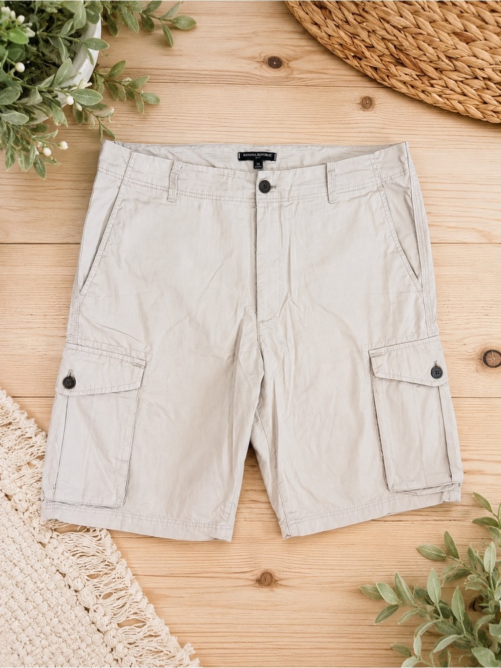 Y2K Banana Republic Men’s Light Beige Cargo Shorts Size 36 with Flap Pockets